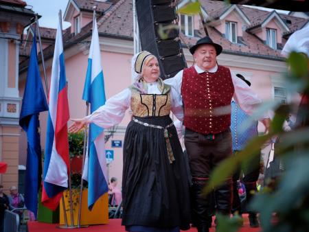 Presenetljiv odziv ob prvem dnevu praznovanja 50. Dnevov narodnih noš in oblačilne dediščine v Kamniku (46)